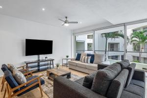 Nitta Condo # 103 Stylish condo near the beach with ocean views, on-site pool