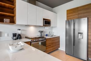 5th-floor apt near the ocean with infinity rooftop pool, balcony, washerdryer