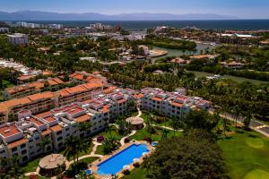 Cozy condo with loft, private balcony and gorgeous shared pool