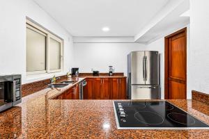 Cozy condo with pool & AC - family base near beach & activities, shared hot tub