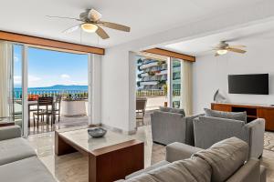 Coastal retreat condo with resort-style pool, hot tub & oceanfront terrace
