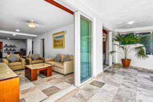 Cozy condo with pool & AC - family base near beach & activities, shared hot tub