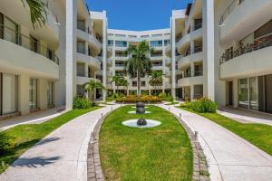 Stylish condo with covered balcony, pool & pool tables