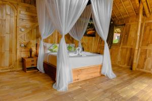 Aura Cendana Hill Sidemen