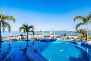 Modern hillside suite with balcony, city view, pools, gym & full kitchen