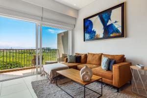 5th-floor apt near the ocean with infinity rooftop pool, balcony, washerdryer