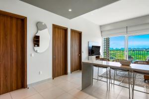 5th-floor apt near the ocean with infinity rooftop pool, balcony, washerdryer