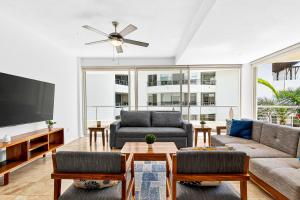 Bright coastal apartment with pool, balcony & beach access close by