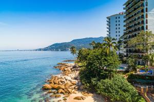 Charming beach apartment with pool and beach access, full kitchen and WiFi