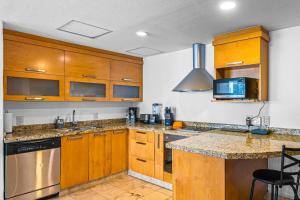 Bright coastal apartment with pool, balcony & beach access close by