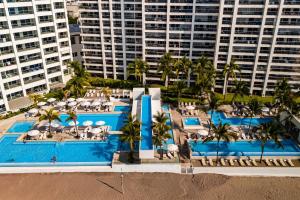 Modern oceanfront studio with breathtaking sunsets, heated pools & beach access