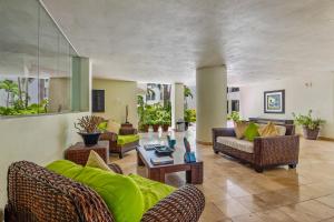 Bright coastal apartment with pool, balcony & beach access close by