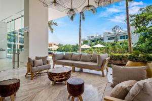 Luxe condo with infinity pool, fitness center, sweeping vistas, and central AC