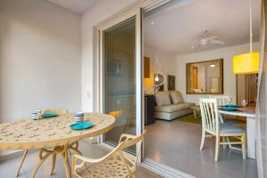 Lovely studio with private outdoor pool, on-site golf, patio, & AC