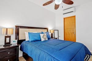 Ocean-view condo with pools, roof deck, lounge, private balcony, & AC