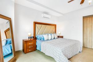 Resort condo with balcony, scenic view, rooftop pool, & well-equipped kitchen