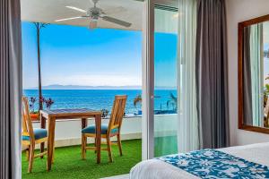 Exquisite waterfront condo with amazing pool, balcony & WD
