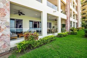 Cozy beachfront apartment with stunning ocean views and resort amenities