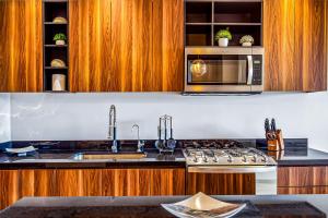 Mountain-view apartment near beach with balcony, rooftop pool, gym, & Ping-Pong