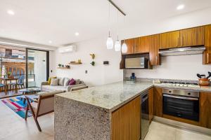 2nd-floor condo with heated outdoor pool, grills, balcony, WD, AC