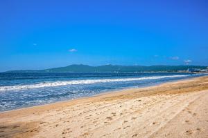 Bright coastal apartment with pool, balcony & beach access close by