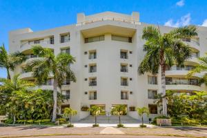 Stylish condo with covered balcony, pool & pool tables