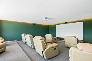 Luxe condo with infinity pool, fitness center, sweeping vistas, and central AC