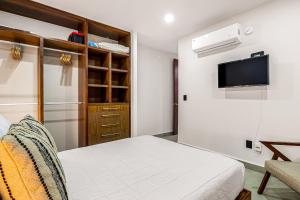 2nd-floor condo with heated outdoor pool, grills, balcony, WD, AC