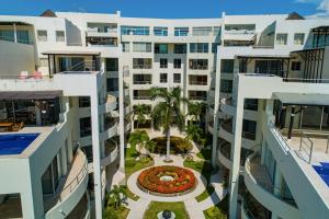 Stylish condo with covered balcony, pool & pool tables