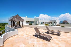 Ocean-view condo with resort pool & sundeck