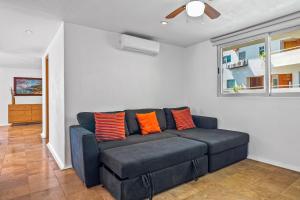 Spacious apartment with ocean views, pool & balcony