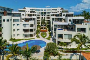 Stylish condo with covered balcony, pool & pool tables