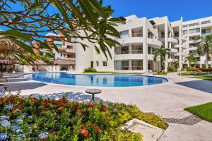 Stylish condo with covered balcony, pool & pool tables
