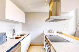 Luxe condo with infinity pool, fitness center, sweeping vistas, and central AC