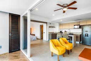 Resort condo with balcony, scenic view, rooftop pool, & well-equipped kitchen