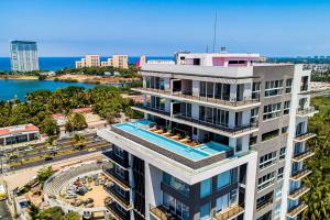 Resort condo with balcony, scenic view, rooftop pool, & well-equipped kitchen