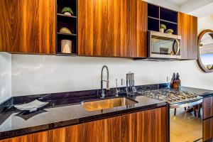 Mountain-view apartment near beach with balcony, rooftop pool, gym, & Ping-Pong