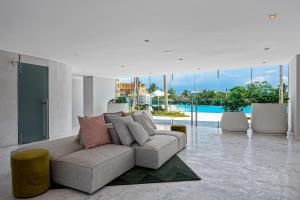 Luxe condo with infinity pool, fitness center, sweeping vistas, and central AC