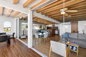 Stylish coastal condo with pool, private balcony & stunning ocean views