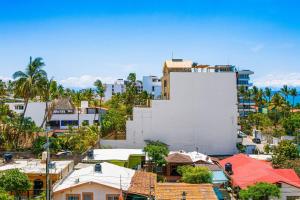 Bright coastal condo with pool access, private balcony & fast Wi-Fi