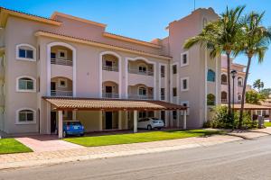 Cozy condo with loft, private balcony and gorgeous shared pool