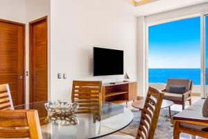 4th-floor oceanfront condo with balcony, outdoor pool, ocean views & AC