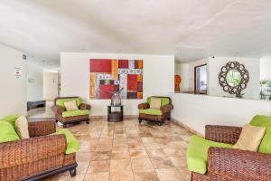 Ocean-view condo with pools, roof deck, lounge, private balcony, & AC