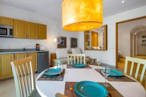 Lovely studio with private outdoor pool, on-site golf, patio, & AC