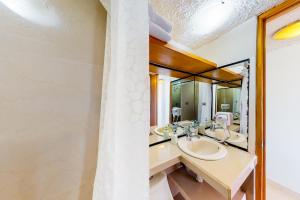 Central Puerto Vallarta condo with pool, ocean views & fast WiFI - walk to beach