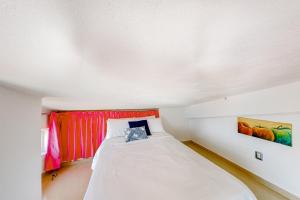 Central Puerto Vallarta condo with pool, ocean views & fast WiFI - walk to beach