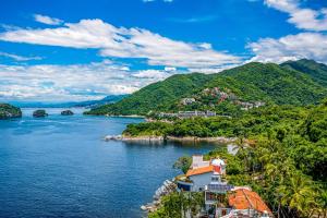 Exquisite waterfront condo with amazing pool, balcony & WD