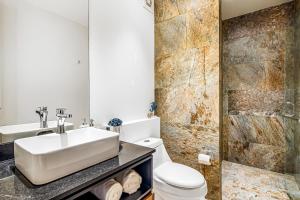 Mountain-view apartment near beach with balcony, rooftop pool, gym, & Ping-Pong