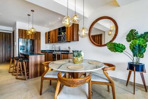 Mountain-view apartment near beach with balcony, rooftop pool, gym, & Ping-Pong