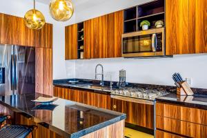 Mountain-view apartment near beach with balcony, rooftop pool, gym, & Ping-Pong